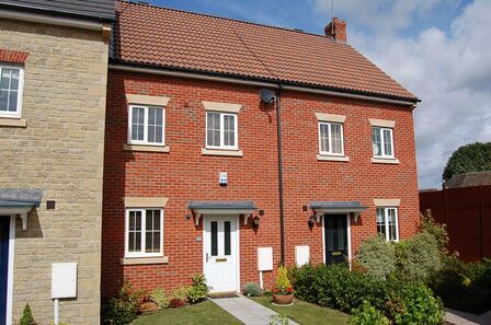 3 bedroom Mid Terrace House to rent