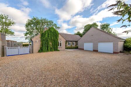 Glapthorn Road, 4 bedroom Detached Bungalow to rent, &pound;2,700 pcm