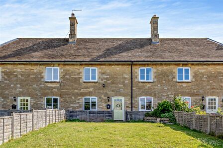 3 bedroom Mid Terrace House to rent