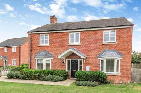 Hillfield Road, 4 bedroom Detached House to rent, &pound;2,300 pcm