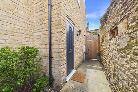 East Road, 2 bedroom Semi Detached House to rent, &pound;1,050 pcm
