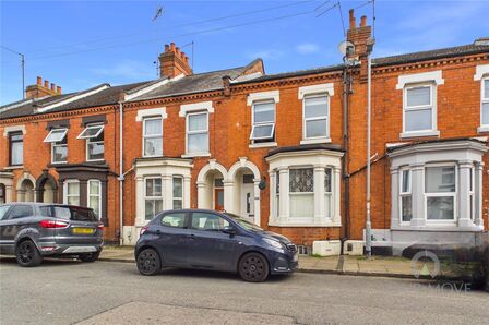 3 bedroom Mid Terrace House for sale