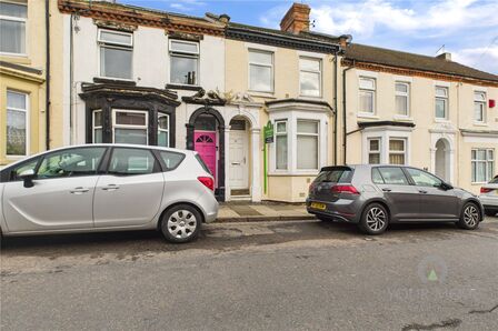 Whitworth Road, 3 bedroom Mid Terrace House to rent, £1,175 pcm