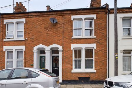 3 bedroom Mid Terrace House to rent