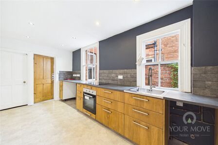 3 bedroom Mid Terrace House to rent