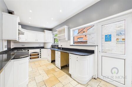 3 bedroom Mid Terrace House to rent