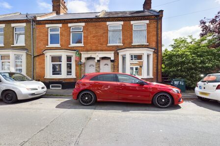 3 bedroom Mid Terrace House for sale