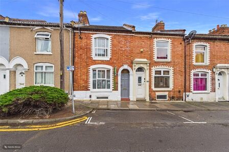 3 bedroom Mid Terrace House to rent