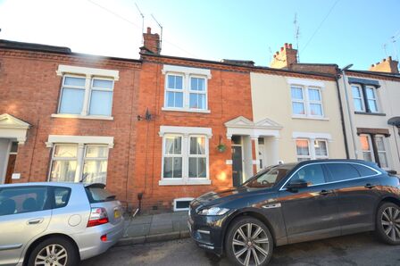 3 bedroom Mid Terrace House to rent