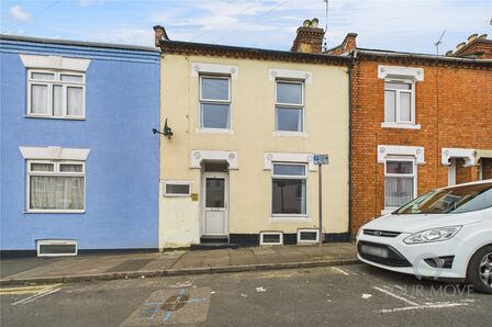 4 bedroom Mid Terrace House to rent
