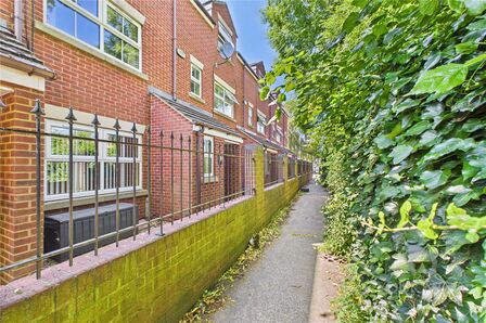 South Street, 4 bedroom Mid Terrace House for sale, £285,000