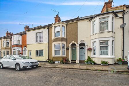 2 bedroom Mid Terrace House for sale
