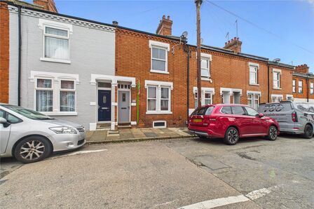 3 bedroom Mid Terrace House to rent