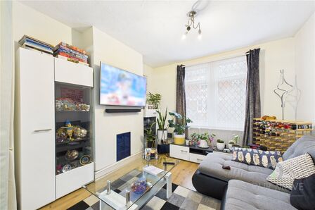 2 bedroom Mid Terrace House for sale