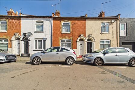 Cloutsham Street, 2 bedroom Mid Terrace House to rent, &pound;1,200 pcm