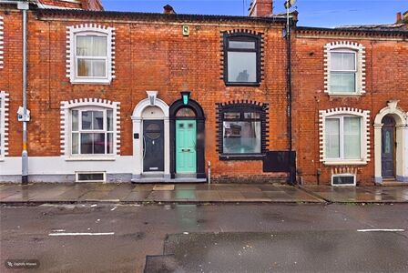 2 bedroom Mid Terrace House for sale