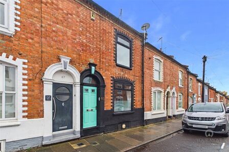 2 bedroom Mid Terrace House for sale
