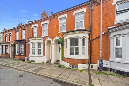 Derby Road, 3 bedroom Mid Terrace House to rent, &pound;1,250 pcm