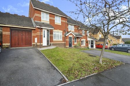 The Ramparts, 3 bedroom Mid Terrace House to rent, &pound;1,600 pcm