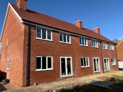 3 bedroom Mid Terrace House for sale