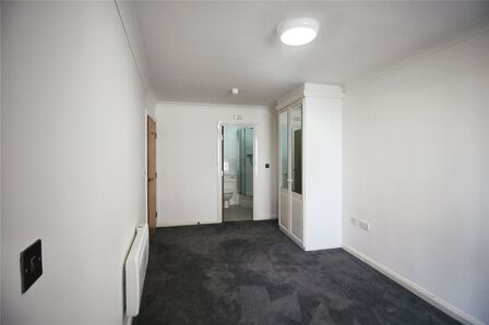 Alencon Link, 2 bedroom Flat to rent, &pound;1,200 pcm