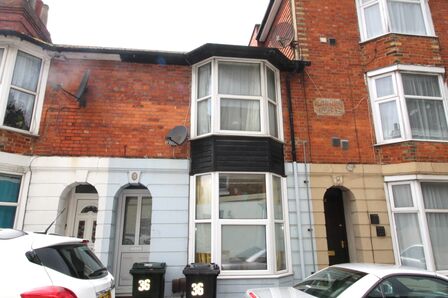 Park Road North, 2 bedroom  Flat to rent, £850 pcm