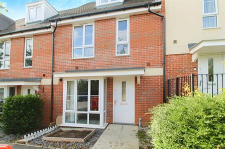 3 bedroom Mid Terrace House to rent