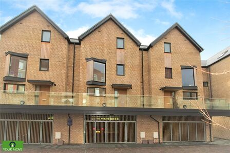 Riverside Walk, 3 bedroom Mid Terrace House to rent, £2,200 pcm