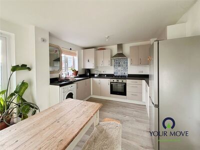 Bennett Close, 3 bedroom Semi Detached House to rent, &pound;1,450 pcm