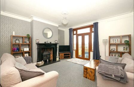 3 bedroom Mid Terrace House for sale