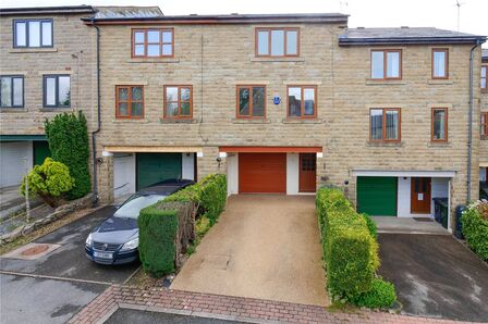 Emily Hall Gardens, 3 bedroom Mid Terrace Property to rent, £1,000 pcm