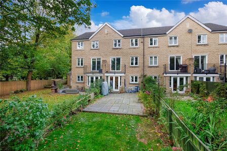 4 bedroom Mid Terrace House for sale