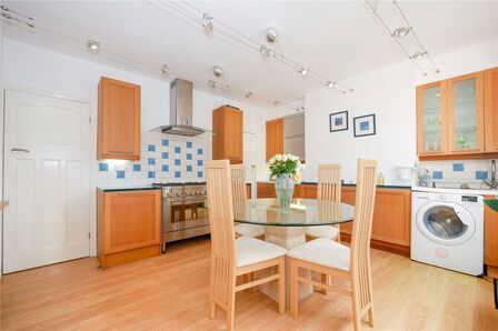 2 bedroom Mid Terrace House for sale