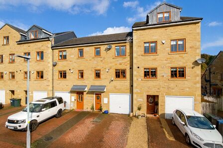 Berry Close, 3 bedroom Mid Terrace House for sale, £250,000