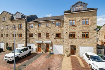 Berry Close, 3 bedroom Mid Terrace House for sale, £250,000