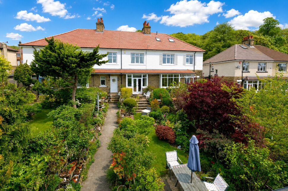 3 bedroom Mid Terrace House for sale