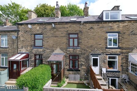 Briar Rhydding, 2 bedroom Mid Terrace House for sale, &pound;145,000
