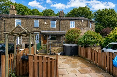 East Parade, 2 bedroom Mid Terrace House for sale, &pound;189,950
