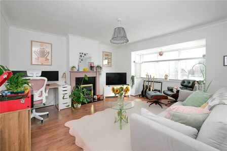Central Avenue, 2 bedroom Flat for sale, &pound;129,950