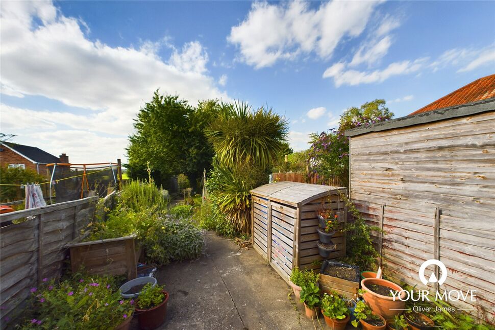 2 bedroom Mid Terrace House for sale, Beccles Road, Bungay, NR35 £160,000