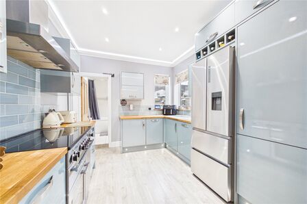 3 bedroom Mid Terrace House for sale