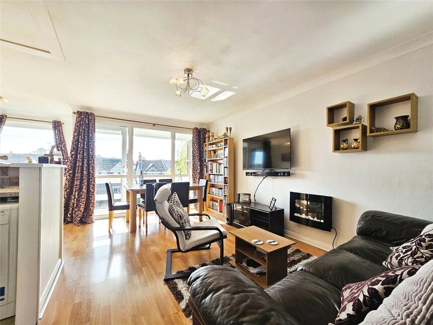 Lounge / Dining Area