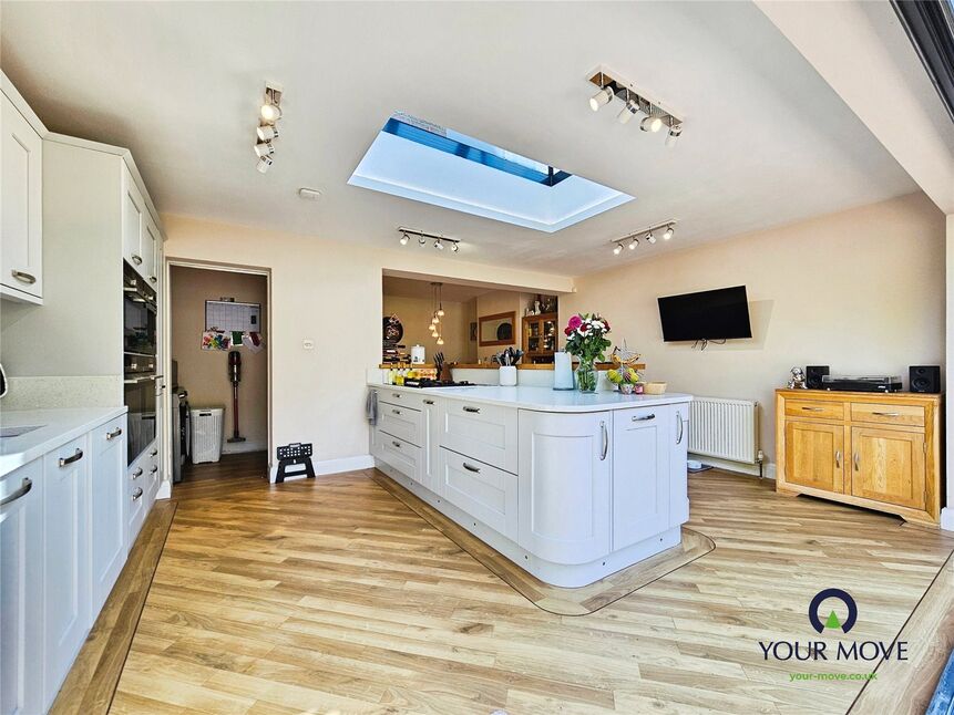 Kitchen / Breakfast Area