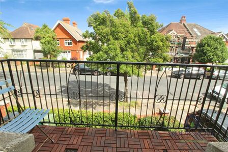 Langdale Gardens, 2 bedroom  Flat to rent, £2,000 pcm