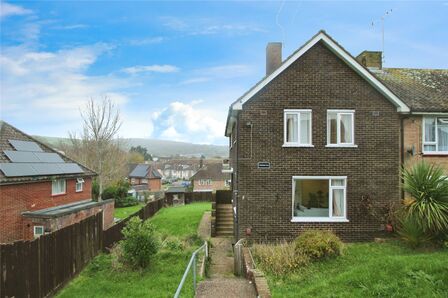 Hawkhurst Place, 3 bedroom Semi Detached House to rent, £1,800 pcm