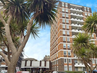 Grand Avenue, 3 bedroom  Flat to rent, £3,250 pcm