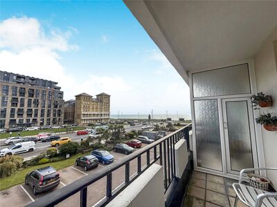 Grand Avenue, 3 bedroom  Flat to rent, £2,900 pcm