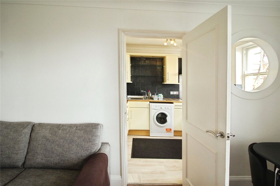 Kitchen – 3.1m x 2.2m (10'2" x 7'2")
