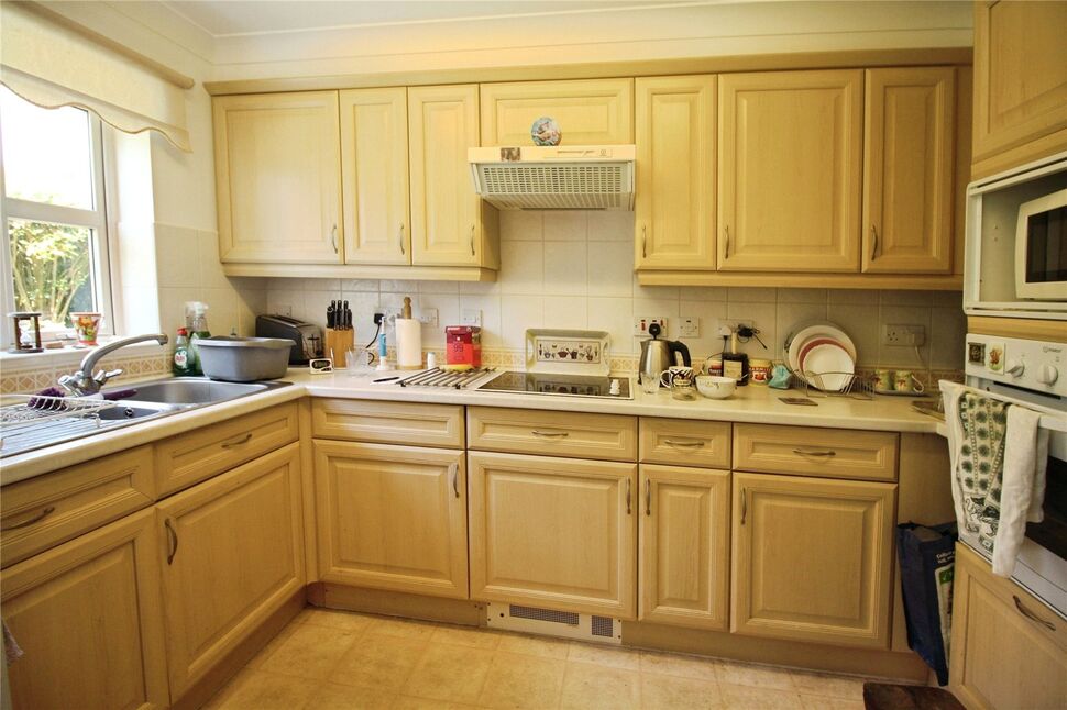 Kitchen 10’7 x 6’4