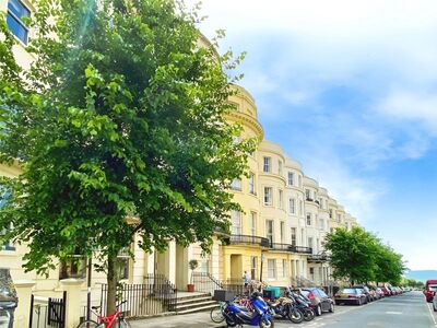 Brunswick Place, 2 bedroom  Flat for sale, £300,000